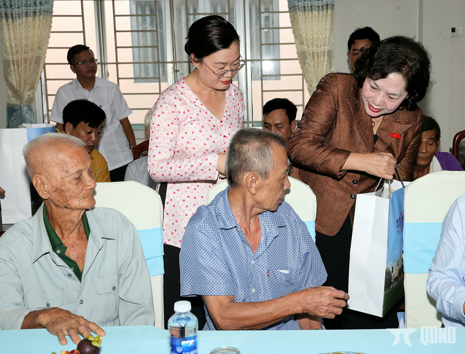 Phó chủ tịch Quốc hội Nguyễn Thị Hồng trao 50 phần quà tri ân gia đình chính sách ở TP Cần Thơ